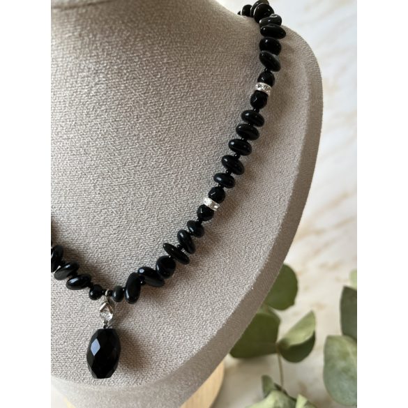Ónix nyaklánc fazettált medállal