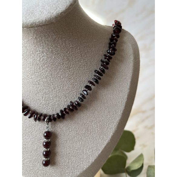 Gránát nyaklánc strasszos gömb medállal