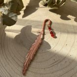 Rosegold könyvjelző karneol és strassz függővel (4 gyöngyös)