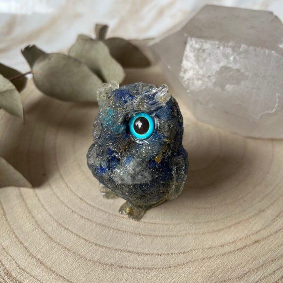 Szodalit, gyantába öntött ásványbagoly