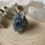 Szodalit, gyantába öntött ásványbagoly