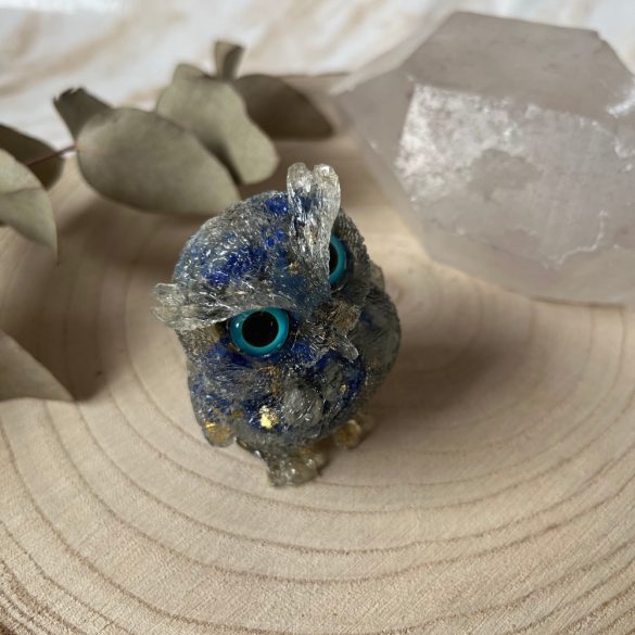 Szodalit, gyantába öntött ásványbagoly