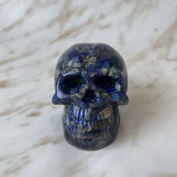 Epoxi gyanta koponya, lápisz lazuli ásvánnyal kiöntve
