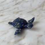 Epoxi gyanta teknős szodalit ásvánnyal kiöntve