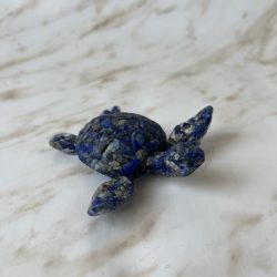 Epoxi gyanta teknős szodalit ásvánnyal kiöntve