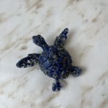 Epoxi gyanta teknős szodalit ásvánnyal kiöntve